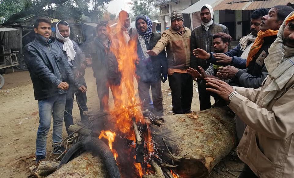 चिसो बढ्दै, आगो ताप्दै स्थानीय