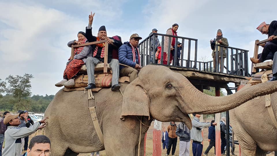 मुख्यमन्त्रीले गरे हात्ती सफारी