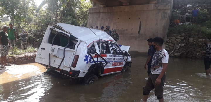 सुत्केरी बोकेको एम्बुलेन्स खोलामा खस्यो