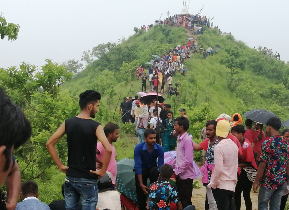 नरैनापुरको सन्तानेश्वरमा भक्तजनको भीड