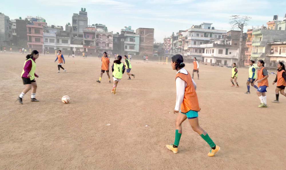 लुम्बिनी महिला फुटबल टीमको तुलसीपुरमा बन्द प्रशिक्षण