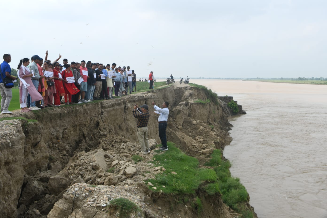 भत्किएको तटबन्ध बनाईदिन गुहार