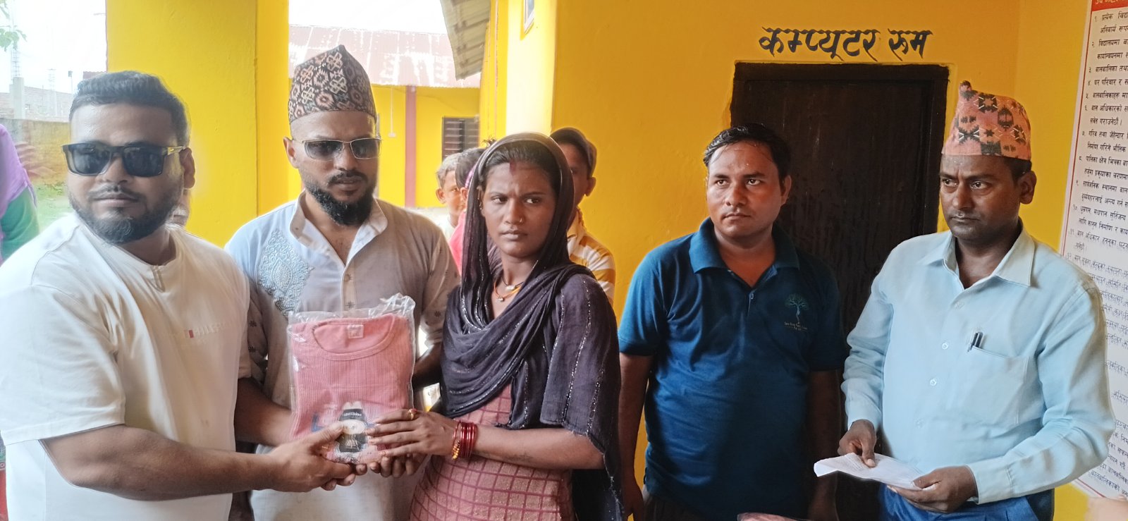 चिडिमार बालबालिकालाई कपडा वितरण